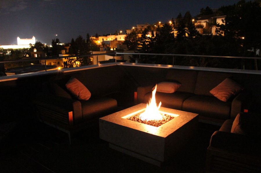 chimeneas de gas en el balcón de la terraza o en el jardín