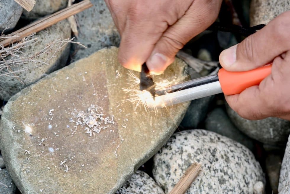 pedernal de magnesio para un fuego natural para acampar